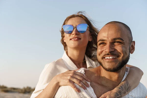 Young happy couple on seashore enjoying the sea — Stock Photo, Image