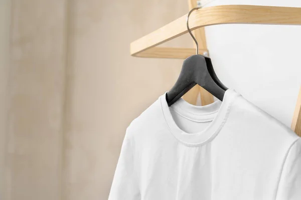 Plain wit katoenen t-shirt aan hanger voor uw ontwerp — Stockfoto