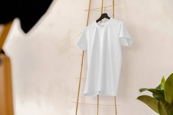 Camiseta de algodón blanco liso en percha para su diseño — Foto de Stock
