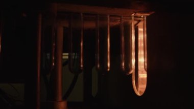 Su endüstrisi fabrikasında plastik içki şişesi operasyonu.