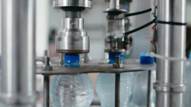 Su fabrikası endüstriyel makinesi plastik PET şişelerini suyla kaplıyor.