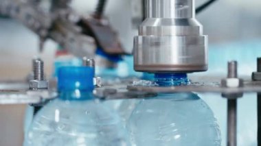 Su fabrikası endüstriyel makinesi plastik PET şişelerini suyla kaplıyor.