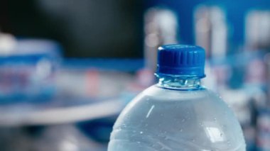 Su şişeleri su üretim fabrikasında otomatik taşıma hattında hareket ediyor.