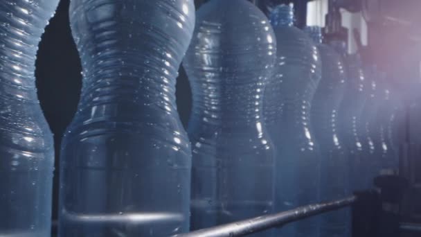 Su fabrikası, otomatik taşıma hattında saf kaynak suyunu şişelere dolduruyor. — Stok video