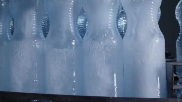 Továrna na vodu plnění čisté pramenité vody do lahví na automatickém dopravníkovém potrubí — Stock video