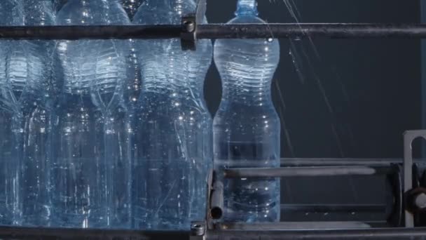 Water bottles moving on automatic conveyor line in water production factory — Stok Video