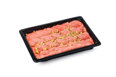 Beyaz üzerine izole edilmiş siyah plastik Türk helva tatlısı.