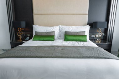 Otelde yatağı olan modern bir oda.