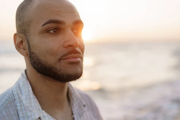 Retrato de um belo jovem americano durante o pôr do sol na praia. — Fotografia de Stock