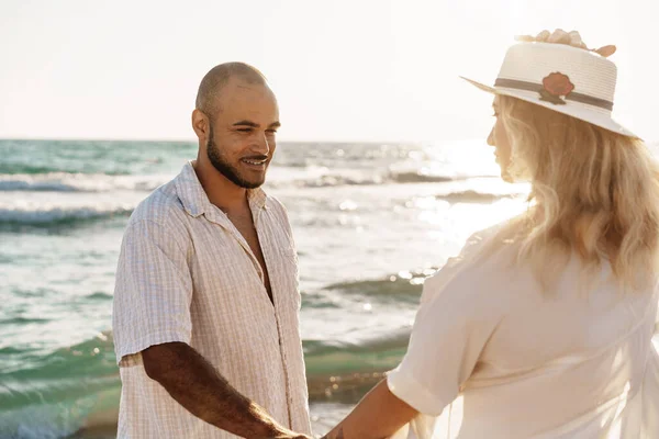 Junges schönes Paar zu Fuß am Strand in der Nähe des Meeres — Stockfoto