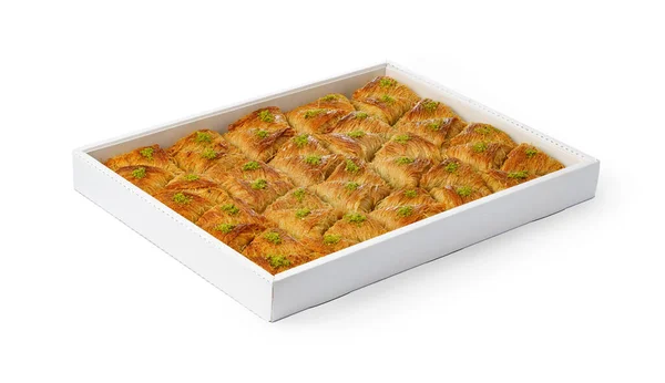 Assortimento di dolce turco baklava in una scatola bianca isolata su bianco — Foto Stock