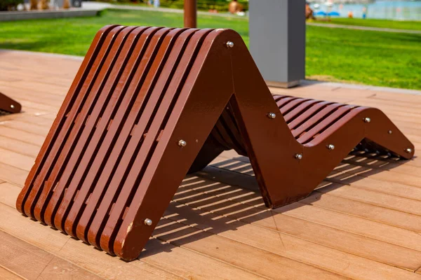 Holzsonnenstuhl auf Deck im Luxus-Resort — Stockfoto