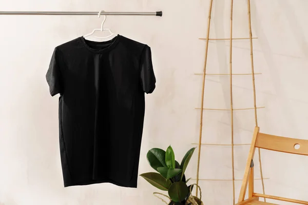 Απλό μαύρο βαμβακερό t-shirt σε κρεμάστρα για το σχέδιό σας — Φωτογραφία Αρχείου