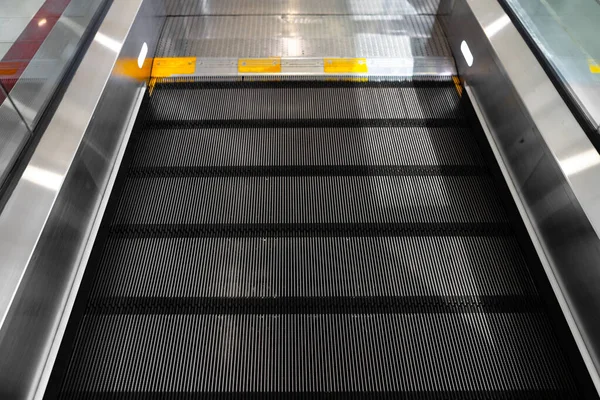 Σκάλες Escalator κοντά σε ένα εμπορικό κέντρο — Φωτογραφία Αρχείου
