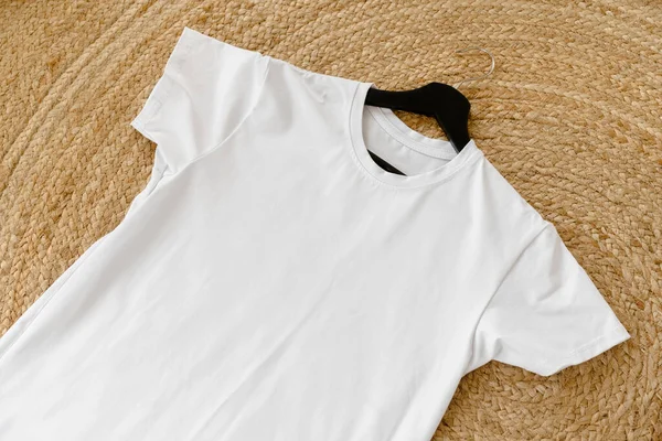 Camiseta de algodón blanco liso en percha para su diseño — Foto de Stock