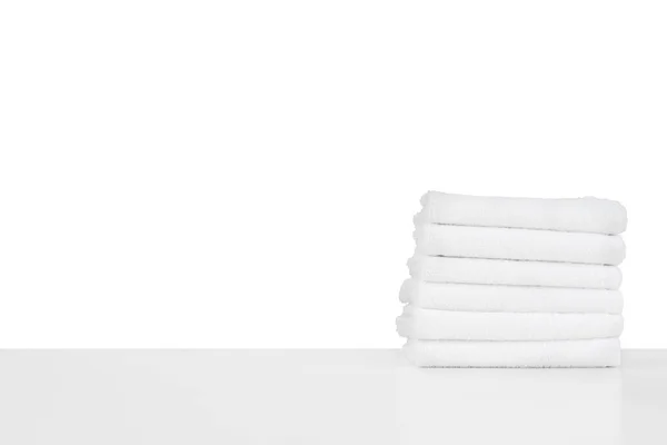 Набор мягких курортных полотенец, изолированных на белом — стоковое фото