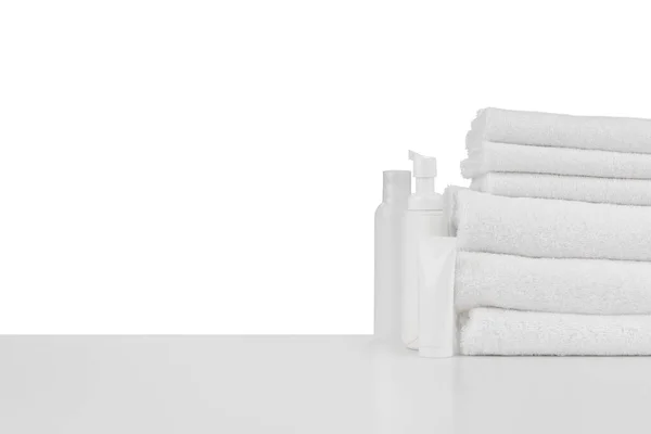 Composición de botellas y toallas cosméticas aisladas en blanco — Foto de Stock
