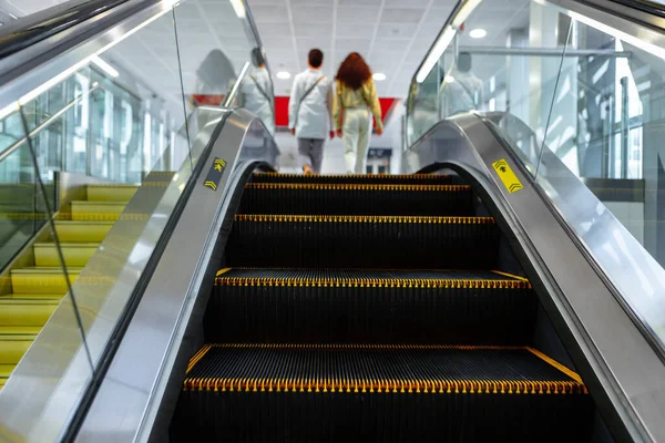 쇼핑센터에서 가까운 곳에 있는 에스컬레이터 계단 — 스톡 사진