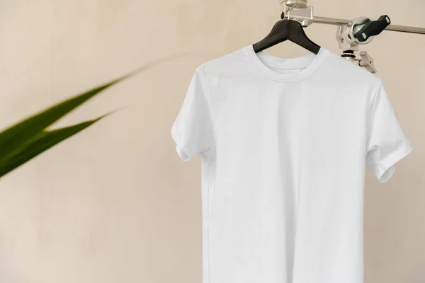 T-shirt de algodão branco liso no cabide para o seu design — Fotografia de Stock
