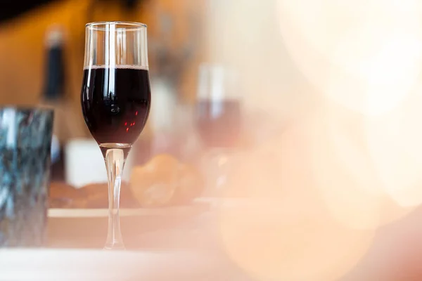Dwa kieliszki czerwonego wina na drewnianym stole — Zdjęcie stockowe