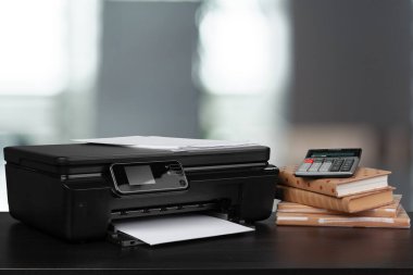 Bulanık arkaplana karşı kitap yığını ve ev yazıcısı