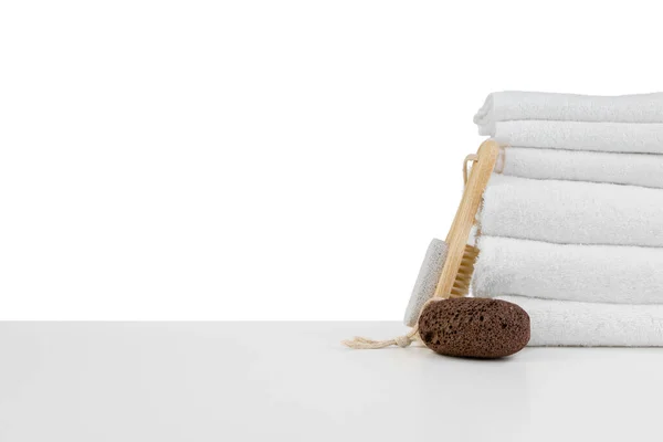 Spa ainda vida com empilhados de pedra e toalha isolada em branco — Fotografia de Stock