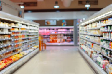 Arkaplan ürünleri içeren bulanık süpermarket rafları