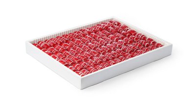 Beyaz bir kutuda Türk baklava tatlısı çeşitleri.