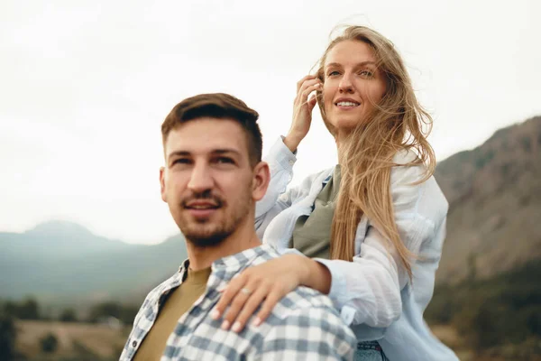 Happy couple man and woman tourists in mountains — Stock Photo, Image