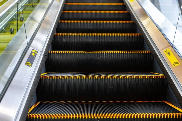 एस्केलेटर सीढ़ियों एक शॉपिंग मॉल में बंद — स्टॉक फ़ोटो, इमेज