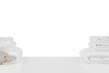 Beyaz üzerine izole edilmiş yumuşak spa havluları.