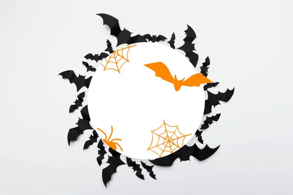 Halloween koncept - papír netopýři na bílém pozadí — Stock fotografie