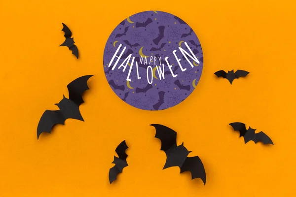 Halloween concept - papieren vleermuizen op oranje achtergrond — Stockfoto