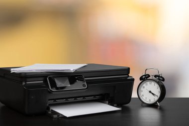 Siyah masada bulanık arkaplana karşı sıkıştırılmış lazer yazıcı