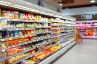 Arkaplan ürünleri içeren bulanık süpermarket rafları