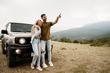 Genç çift arabayla dağlara romantik bir geziye çıktı.