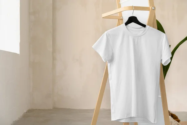 T-shirt de algodão branco liso no cabide para o seu design — Fotografia de Stock