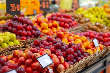 Süpermarkette taze meyve çeşitleri var.