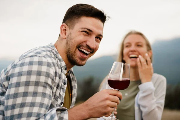 Sorrindo casal brindar copos de vinho ao ar livre em montanhas — Fotografia de Stock