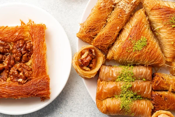 Türkisches Baklava-Dessert mit Honig, Nahaufnahme — Stockfoto