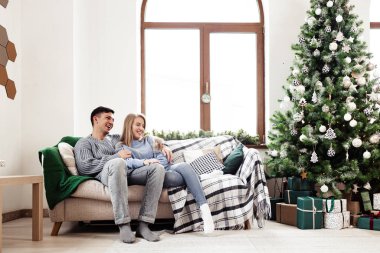 Noel 'de evdeki kanepede kucaklaşan tatlı çift.