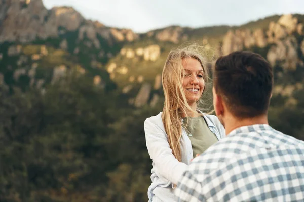 Счастливая пара мужчина и женщина туристы в горах — стоковое фото
