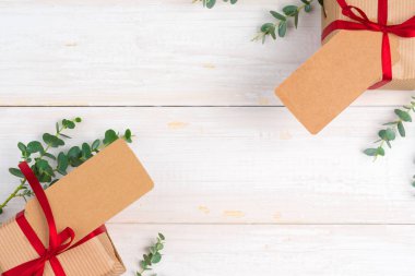 Ahşap arka planda küçük hediyeli boş Xmas istek listesi