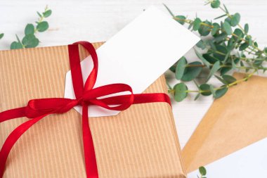 Ahşap arka planda küçük hediyeli boş Xmas istek listesi