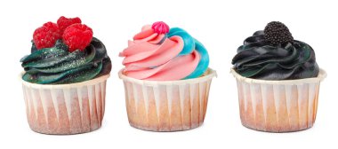 Beyaz arka planda izole edilmiş kremalı üç lezzetli kek.