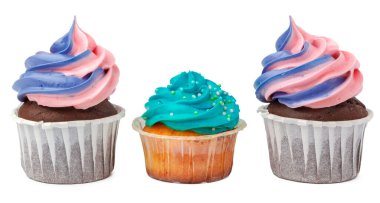 Beyaz arka planda izole edilmiş kremalı üç lezzetli kek.