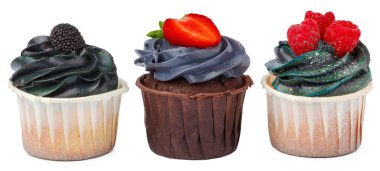 Beyaz üzerine krema soslu üç lezzetli kek.