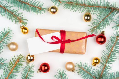 Noel hediyesi. Çam ağacı dalları ve küçük takılarla çevrili.