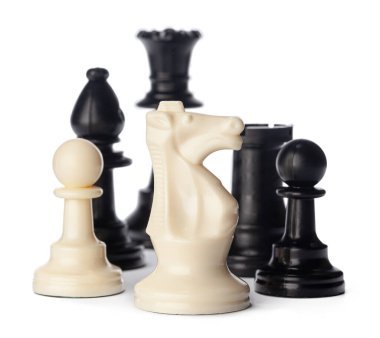 Beyaz arkaplanda siyah beyaz satranç taşları