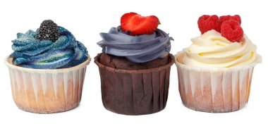 Üç kek beyaz arka planda izole bir şekilde kapanıyor.